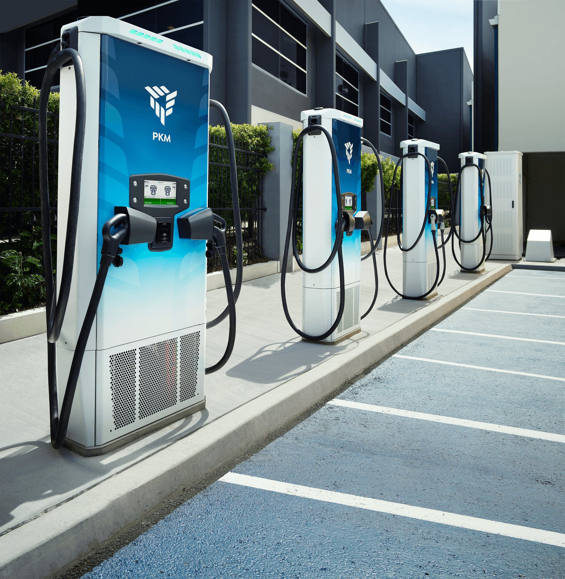 The PKM150 charger create a pool of shared power for the full system to access that enables a shared power system, designed to reduce customers&rsquo; capital investment while maintaining high charger availability and power output to EVs.