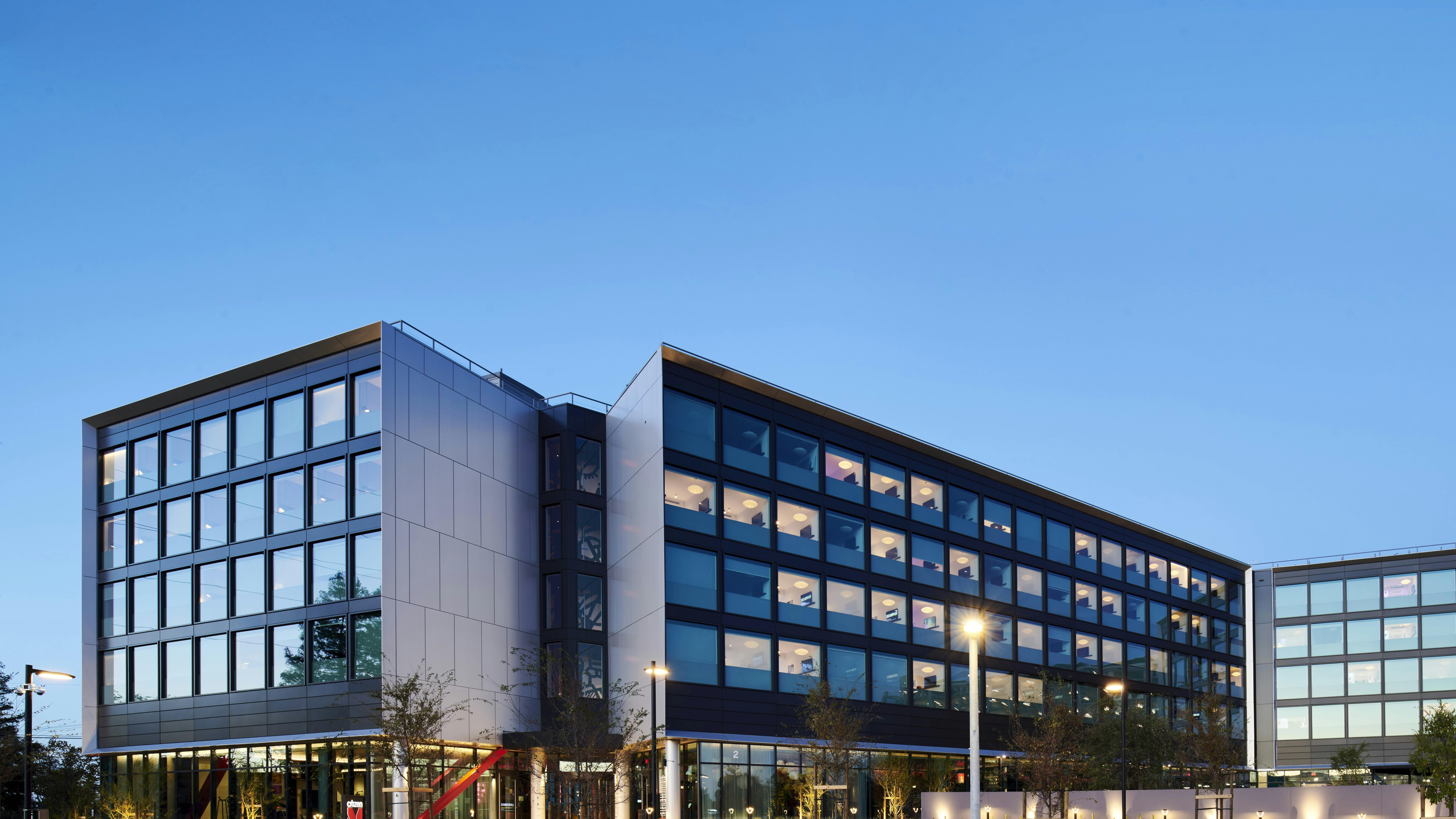 The exterior of the citizenM Menlo Park hotel is the result of modular construction and an architectural dialog with Frank Gehry designs at Meta&rsquo;s nearby headquarters.