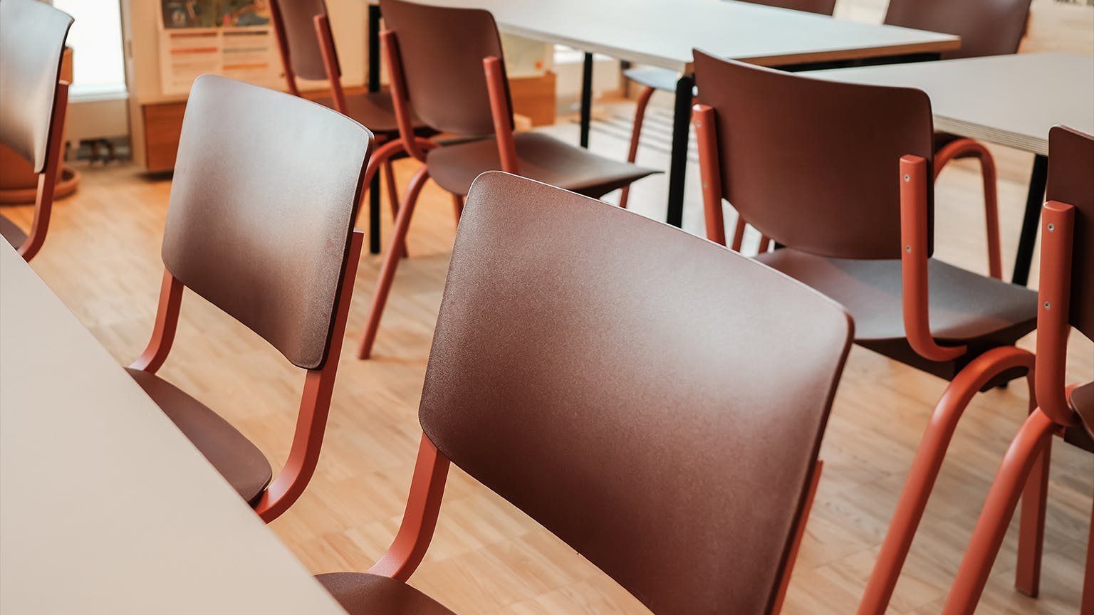 9to5_celi_media_gallery_models_school2_1536x1024