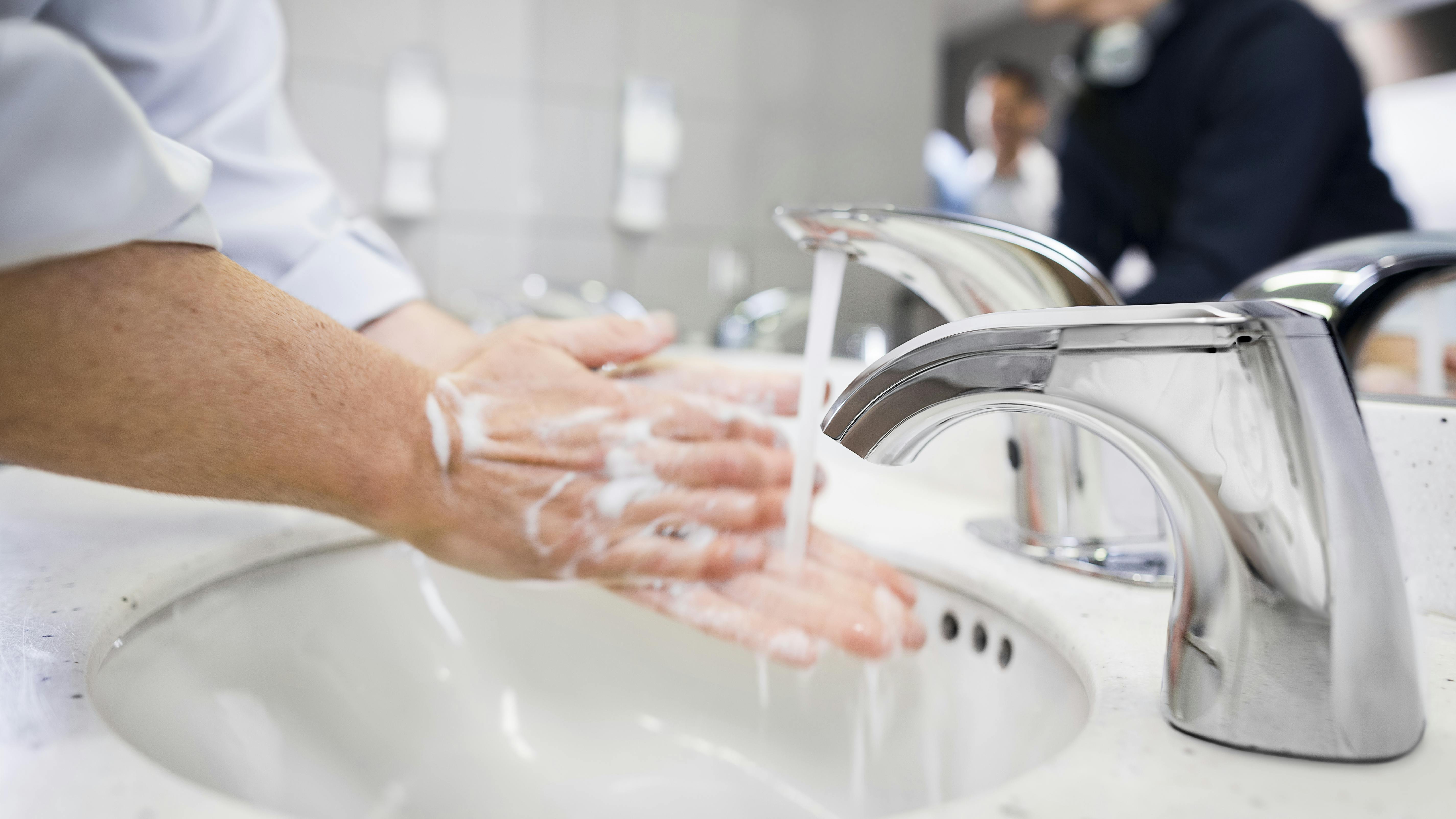 864001_purell_cxr_airporthandwashcloseup_men_lf