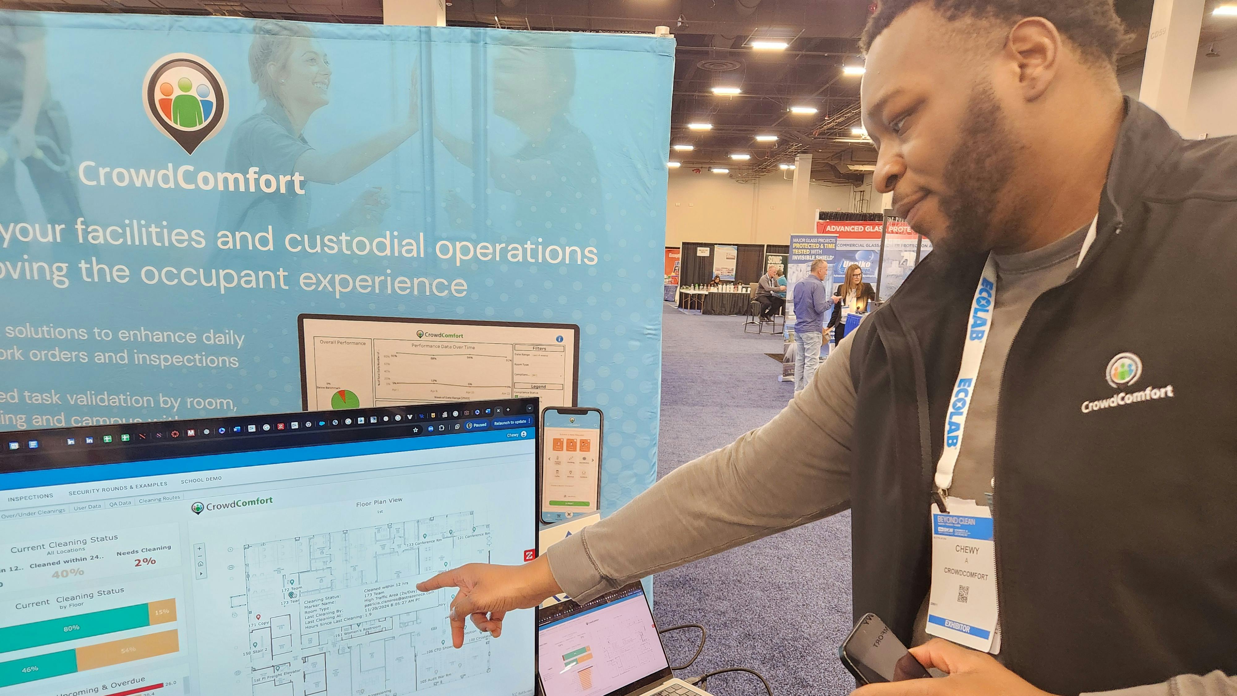 Chewy Iwuh demonstrates CrowdComfort&rsquo;s software solution.