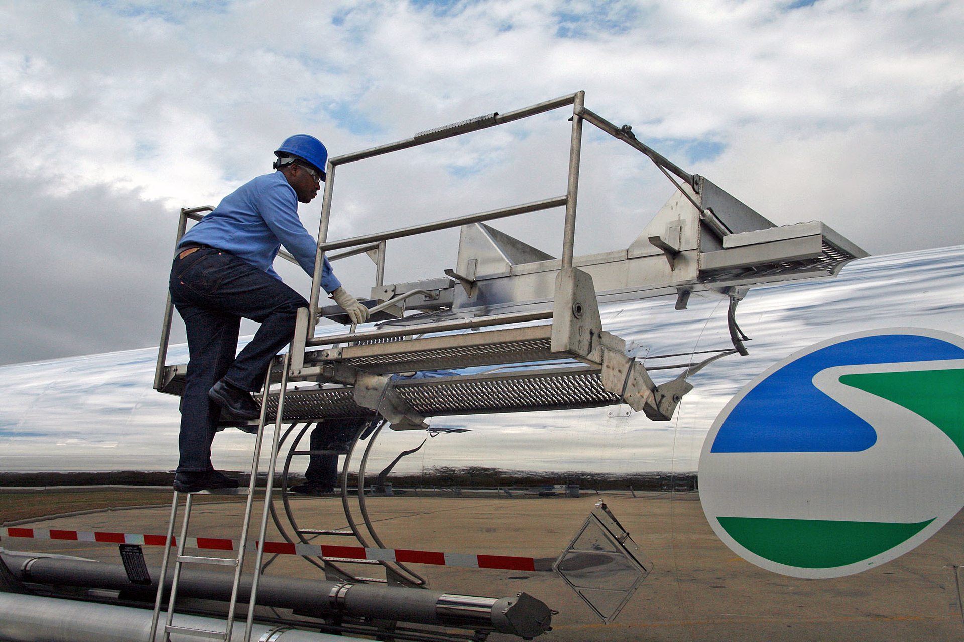 Tank trailer fall protection
