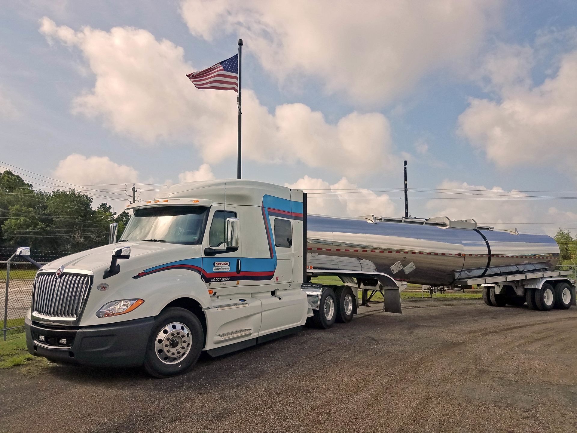 Service Transport Intl tractor