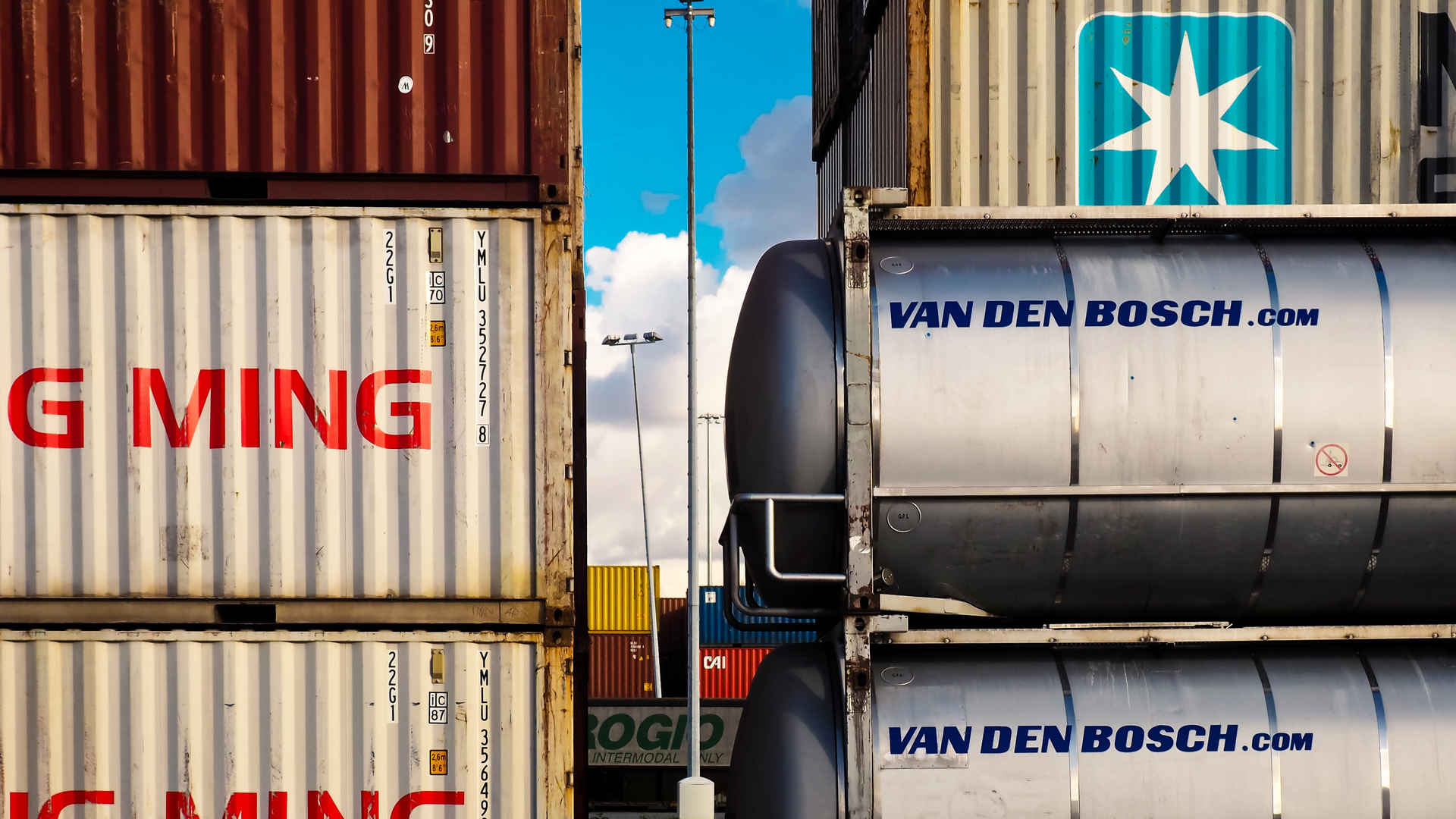 Container 3857620 621f7f37ea114