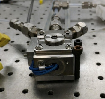 Fig-1-Laboratory-reactor-uses-UV-light-to-make-methane-with-very-high-selectivity