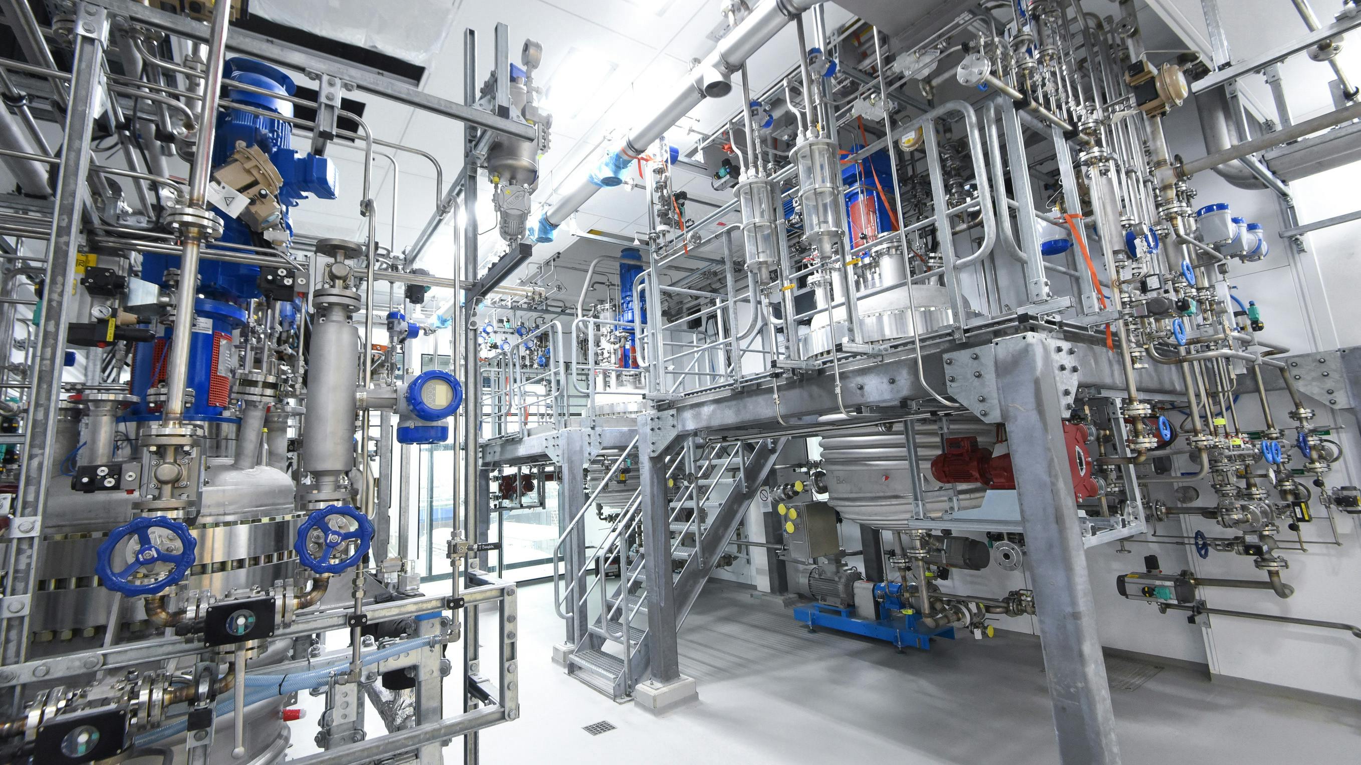 The picture shows a reactor for the synthesis of solids.