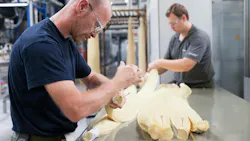 workers producing gas separating membranes with holow-fiber technology workers producing gas separating membranes with holow-fiber technology