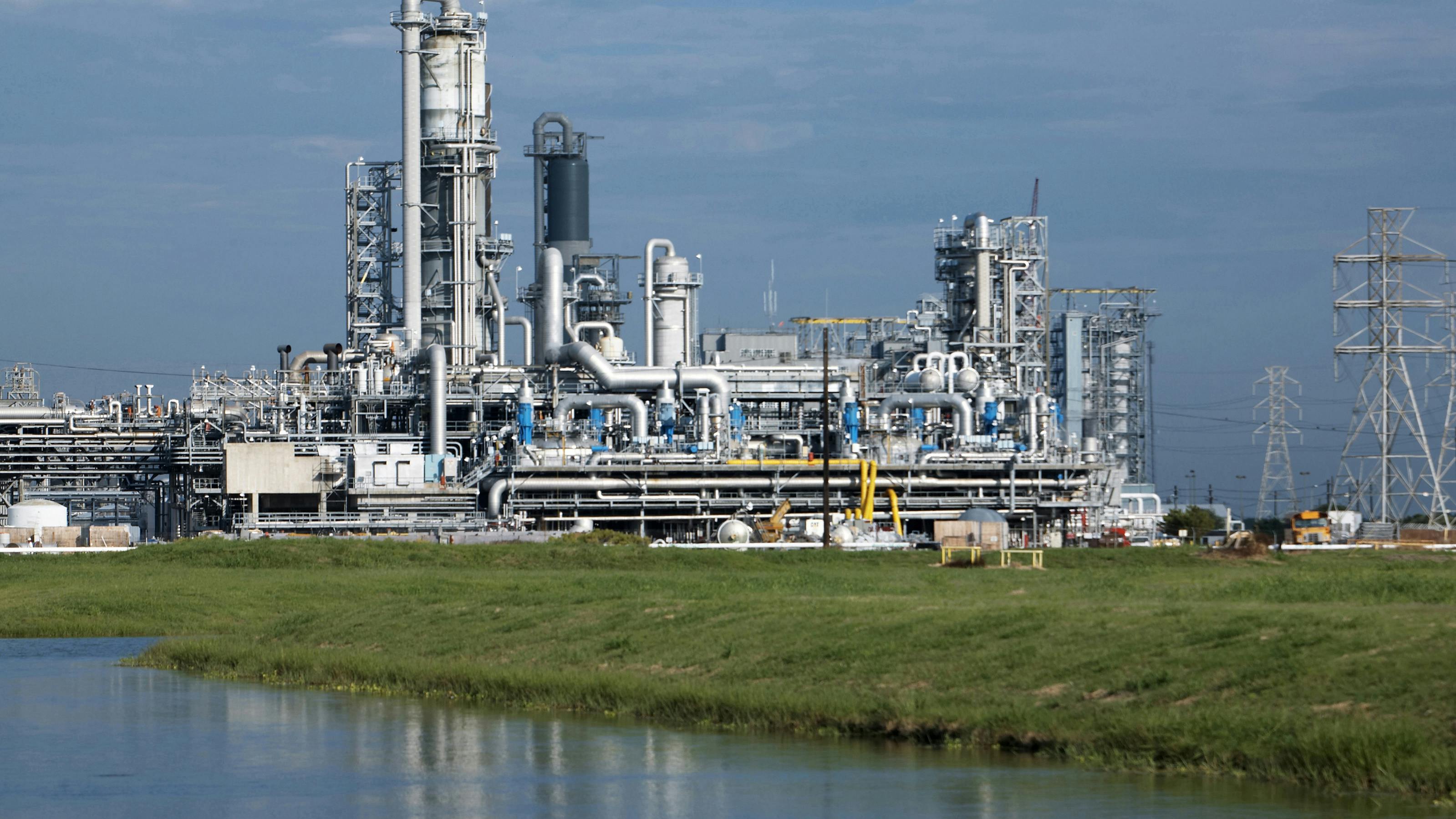 The Freeport Verbund site is the leading producer of basic chemicals, intermediates and fiber products. Propylene from the steam cracker in Port Arthur is used to manufacture acrylic acid, a key starting material for numerous other products.