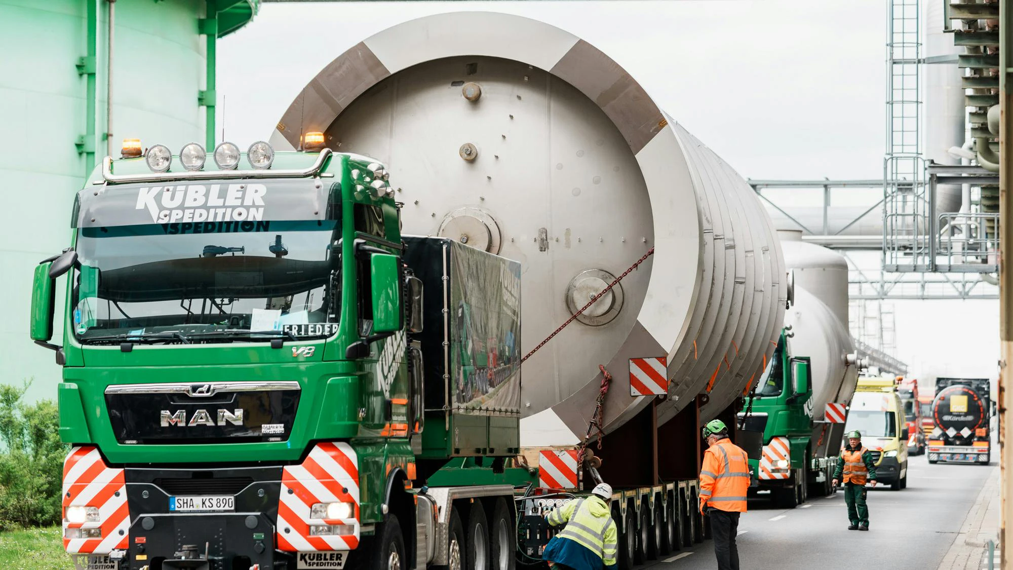 The plate-fall-film evaporator was transported via the BASF site in Ludwigshafen using heavy-haul transport. Photo: BASF