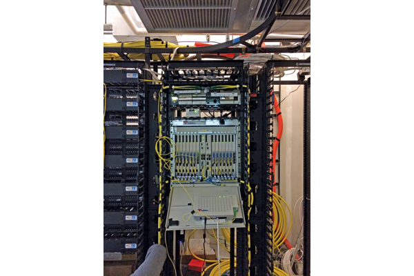 Hybrid fiber-copper access distribution point combines GPON/G.fast technologies