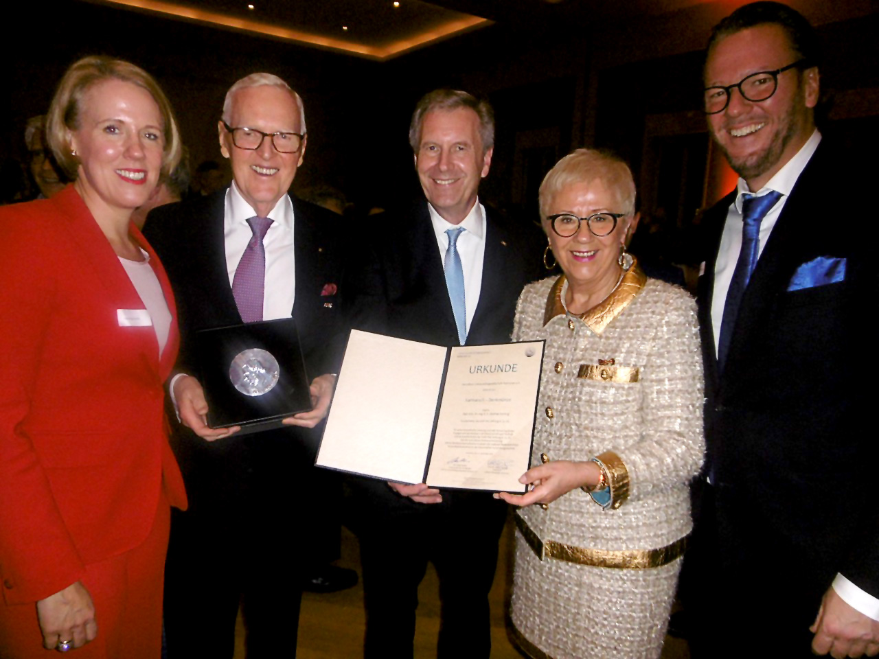 Dr.-Ing. e.h. Dietmar Harting has been honored with the Karmarsch Medal of Leibniz University Society Hanover e.V. for his outstanding commitment as a shaper and supporter of technology, science and industry. Left-to-right are Maresa Harting-Hertz, Dr.-Ing e.hl. Dietmar Harting, former President Christian Wulff, Margrit Harting, and Philip Harting.