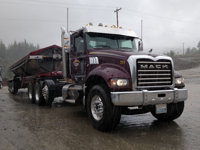 Mack-Granite-with-trailer