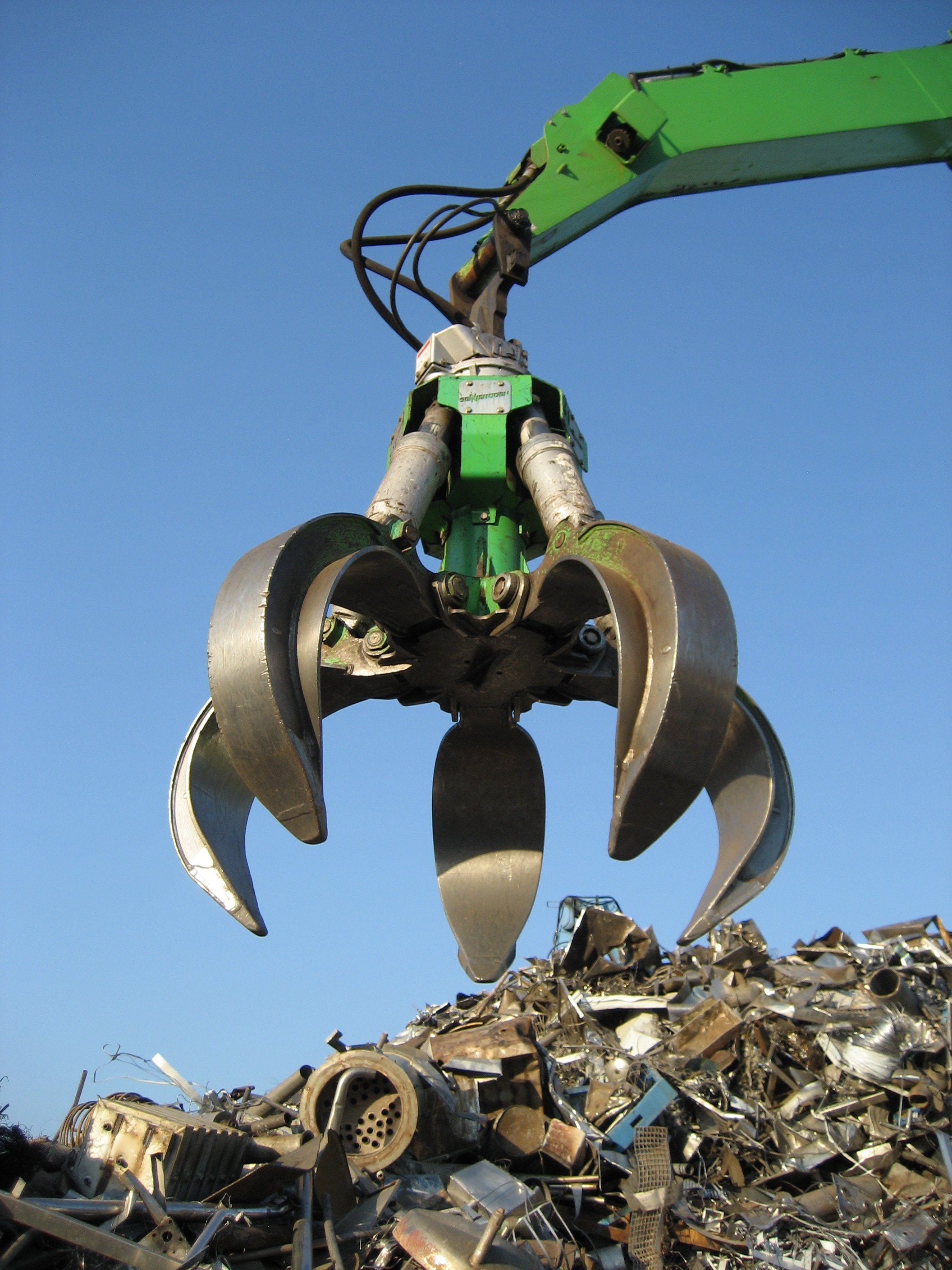 1654795531846 Sennebogen 5 Tine Grapple In Action