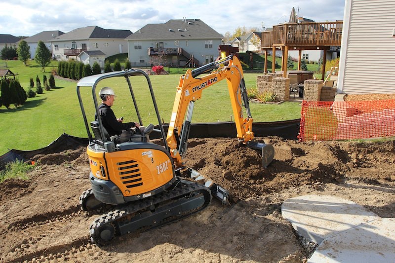 Mustang 250Z excavator