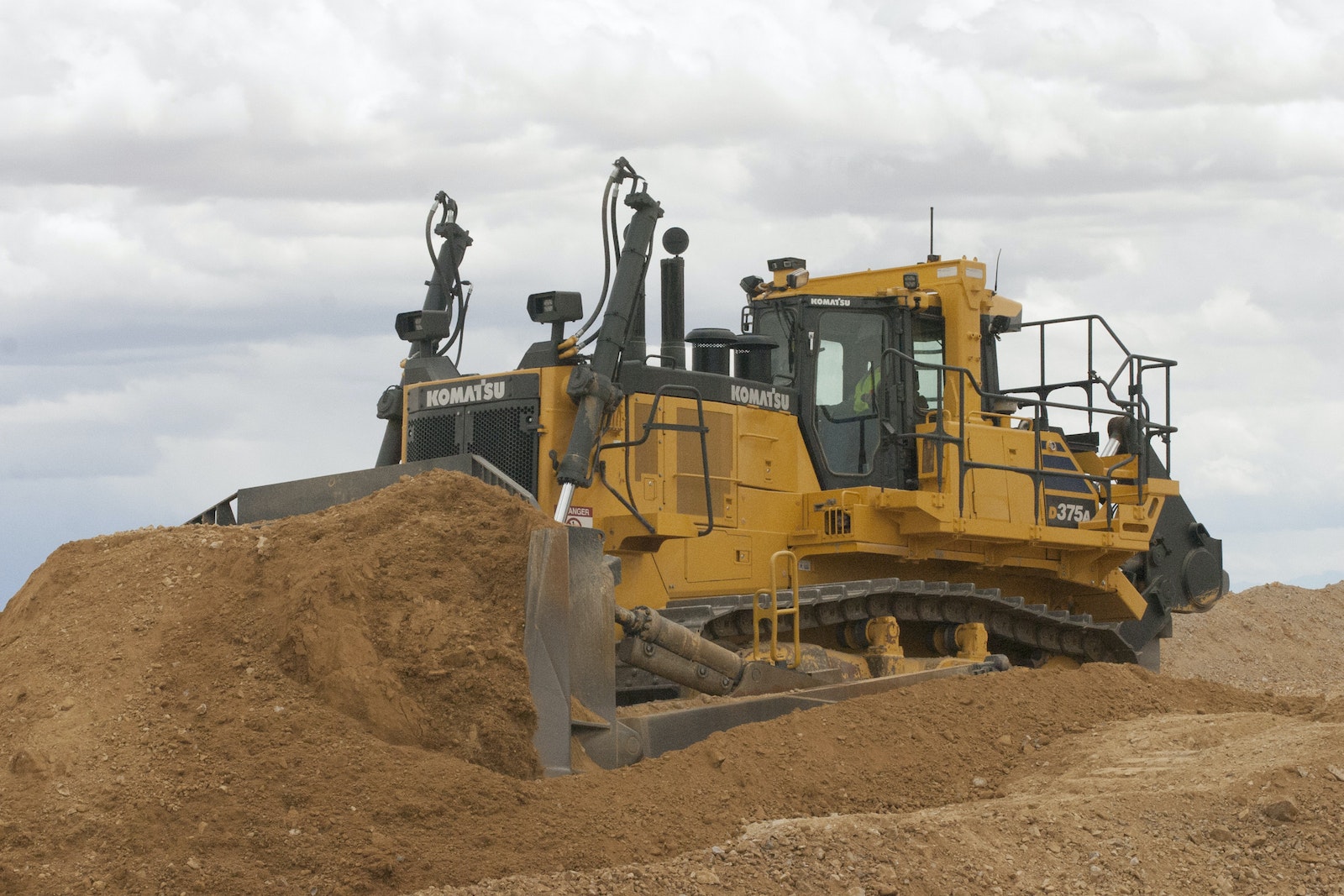 1654802382044 Komatsud375a8crawlerdozer 0