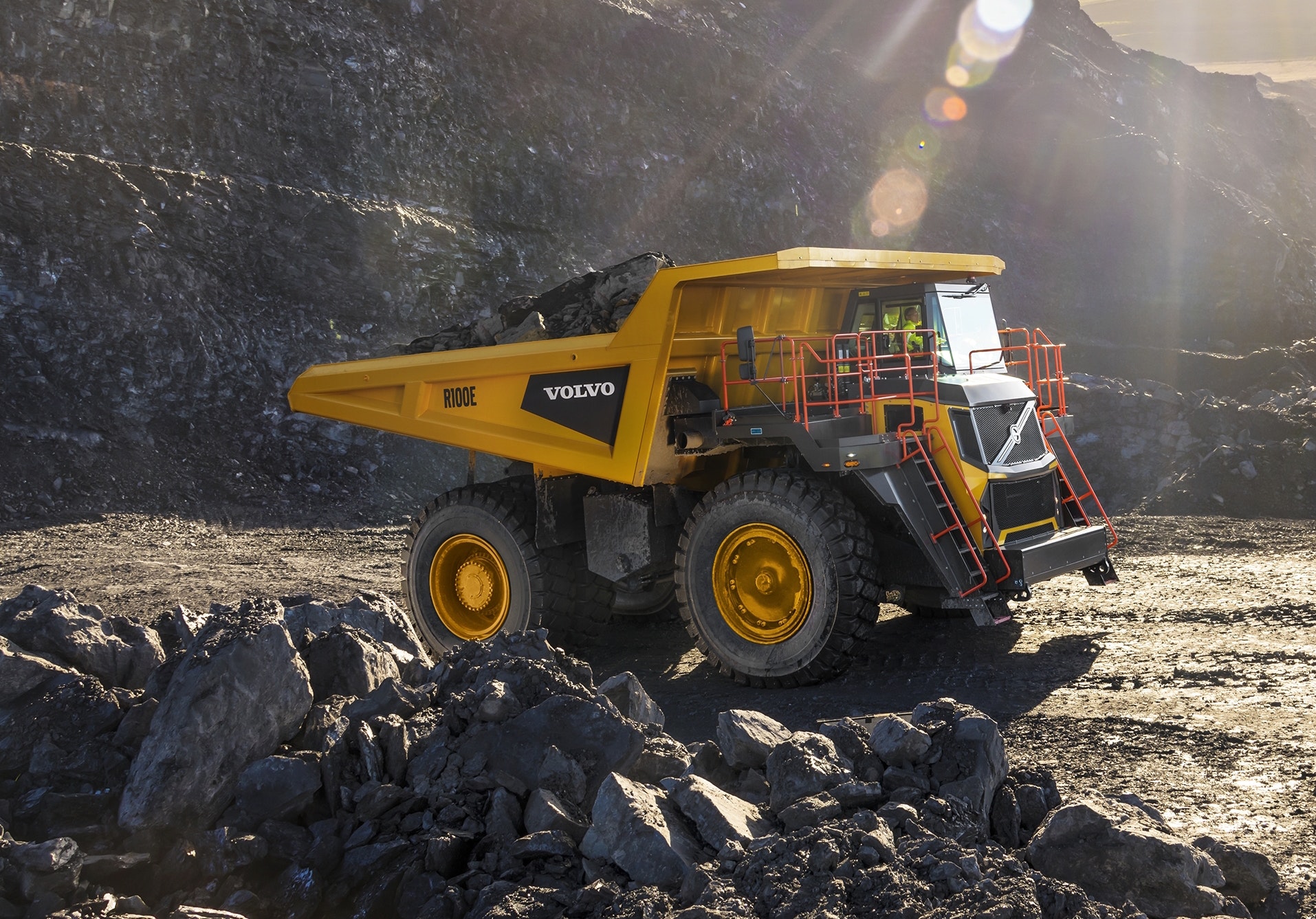 Volvo_R100E_rigid_frame_hauler_0