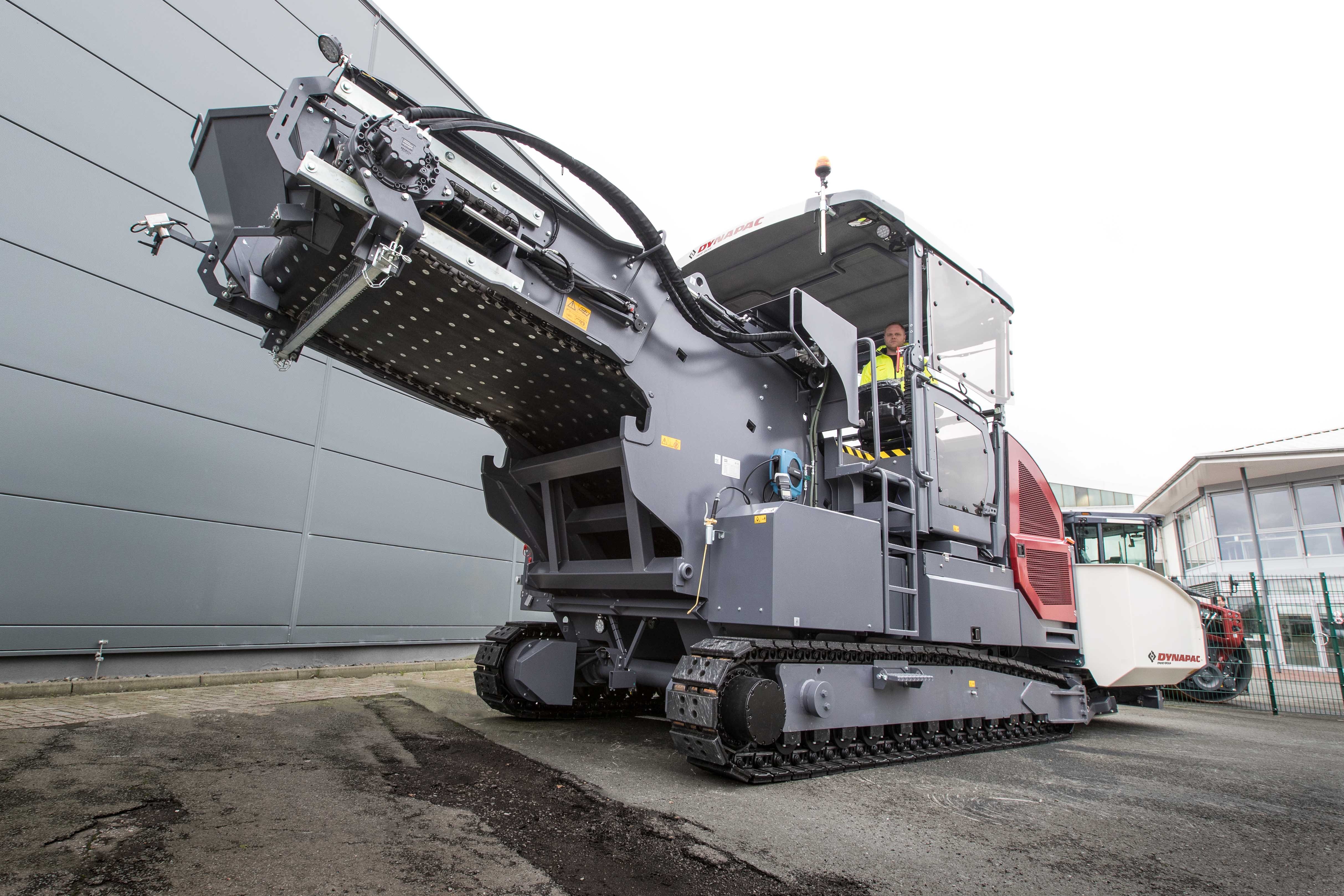 1654807370031 Dynapacmf2500csmaterialtransfervehicle