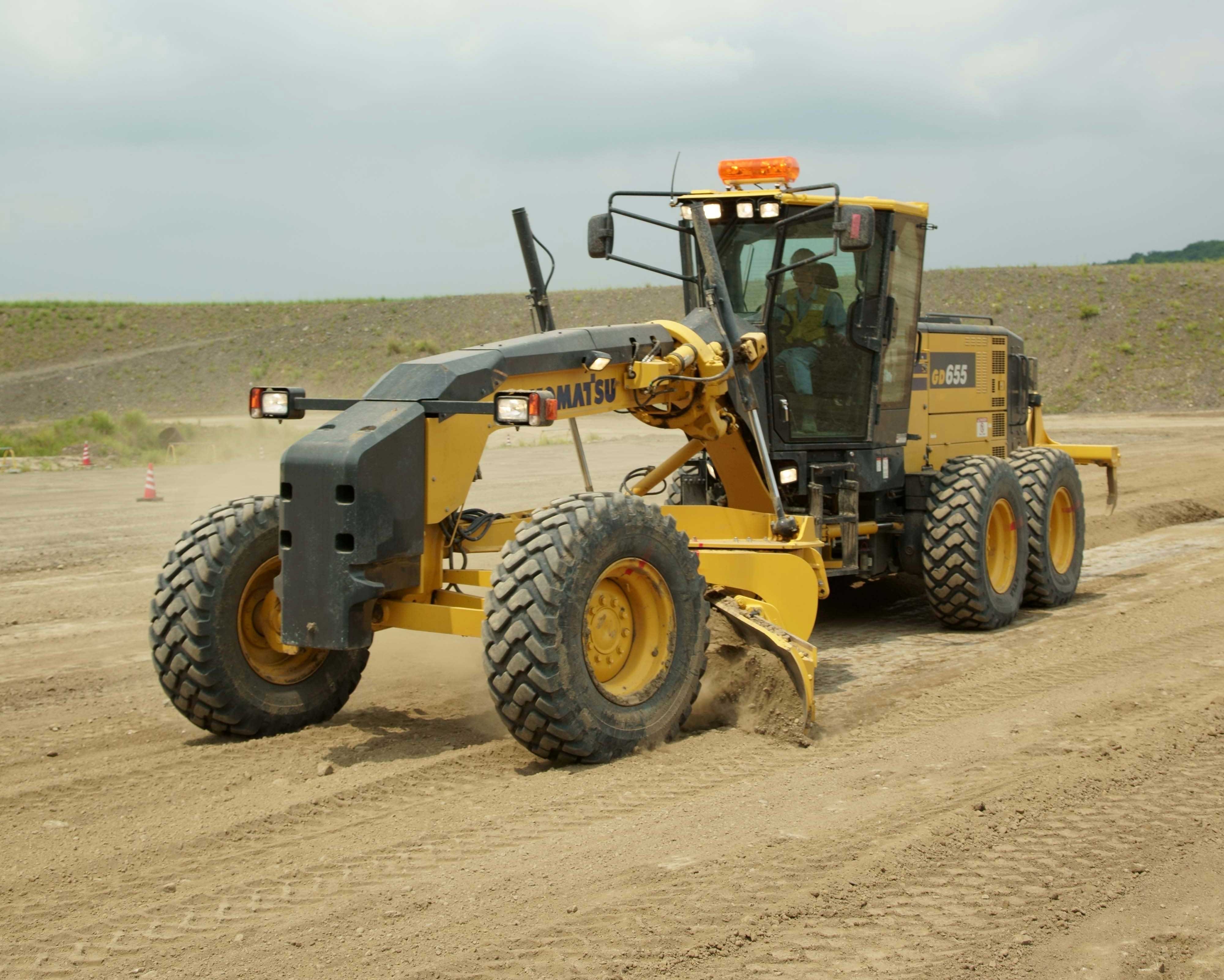 Komatsu-GD655-7-motor-grader