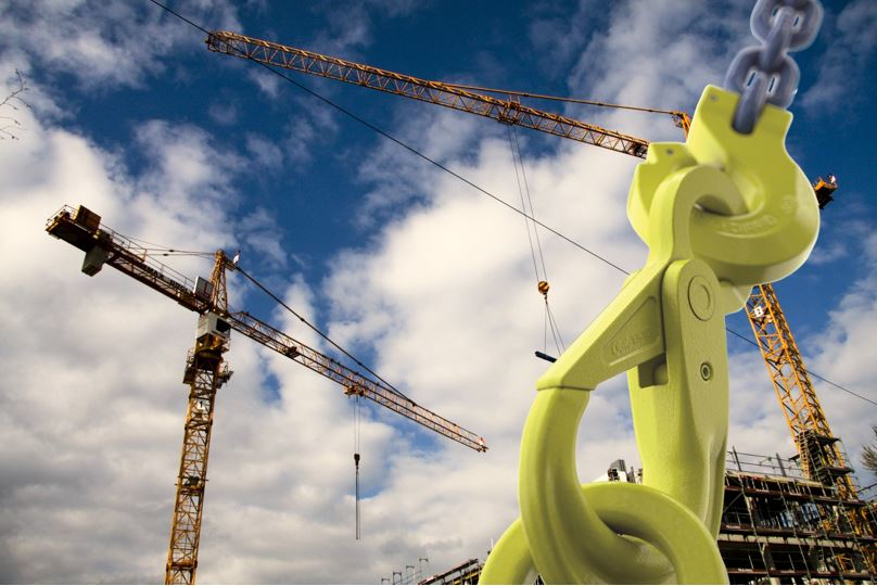 The self-locking hook concept was launched as the BK model by Gunnebo Industries in the 1960s, primarily to improve safety on construction sites.