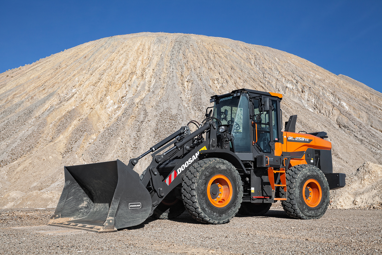 Develon DL250-7 tool carrier replaces the DL250-5.