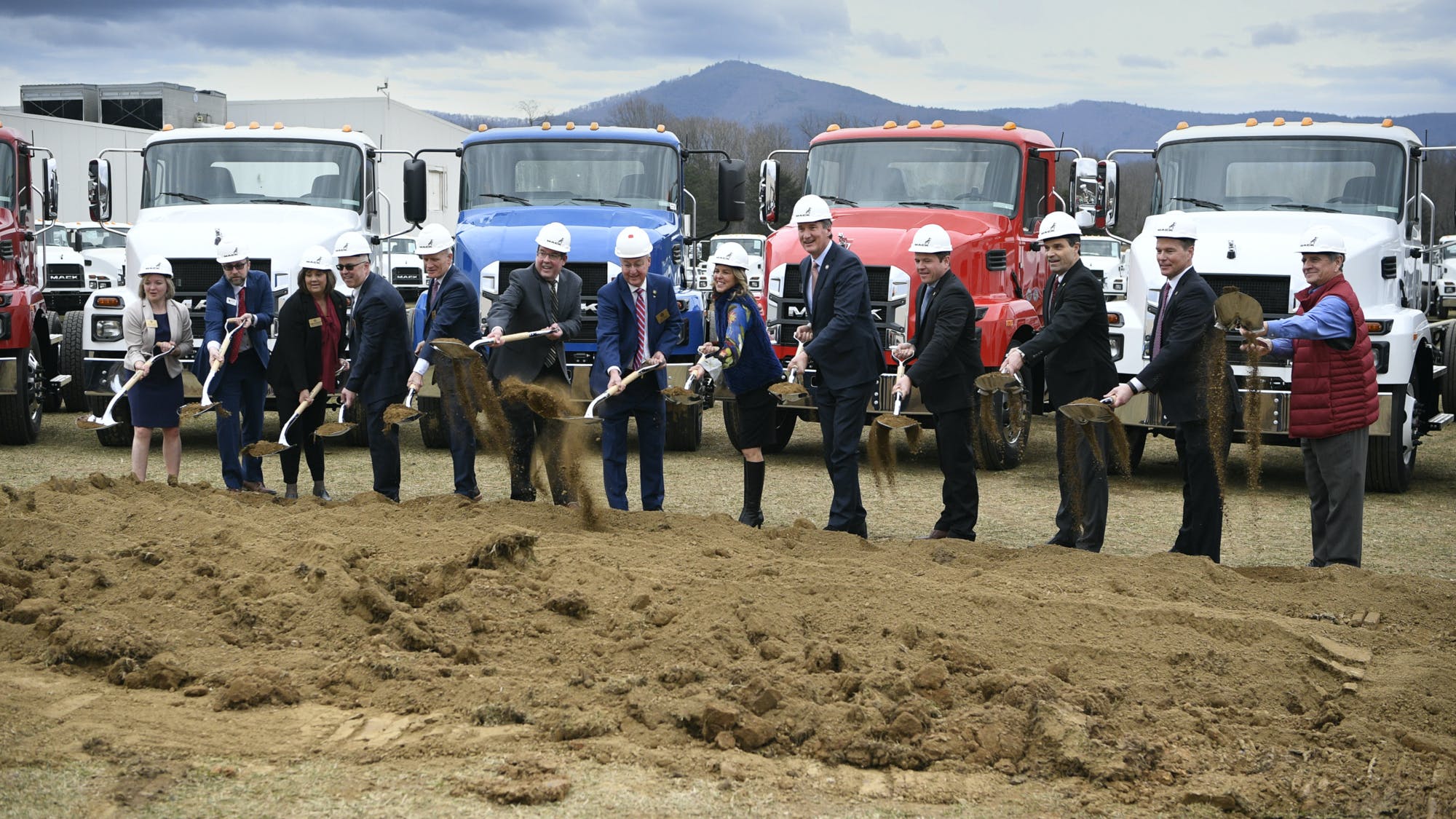 Virginia Gov. Glenn Youngkin and First Lady Suzanne S. Youngkin join Mack executives and local officials during the groundbreaking ceremony.