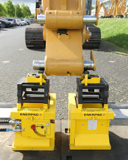 Cube Jack system on the excavator arm. Cube Jack system on the excavator arm.