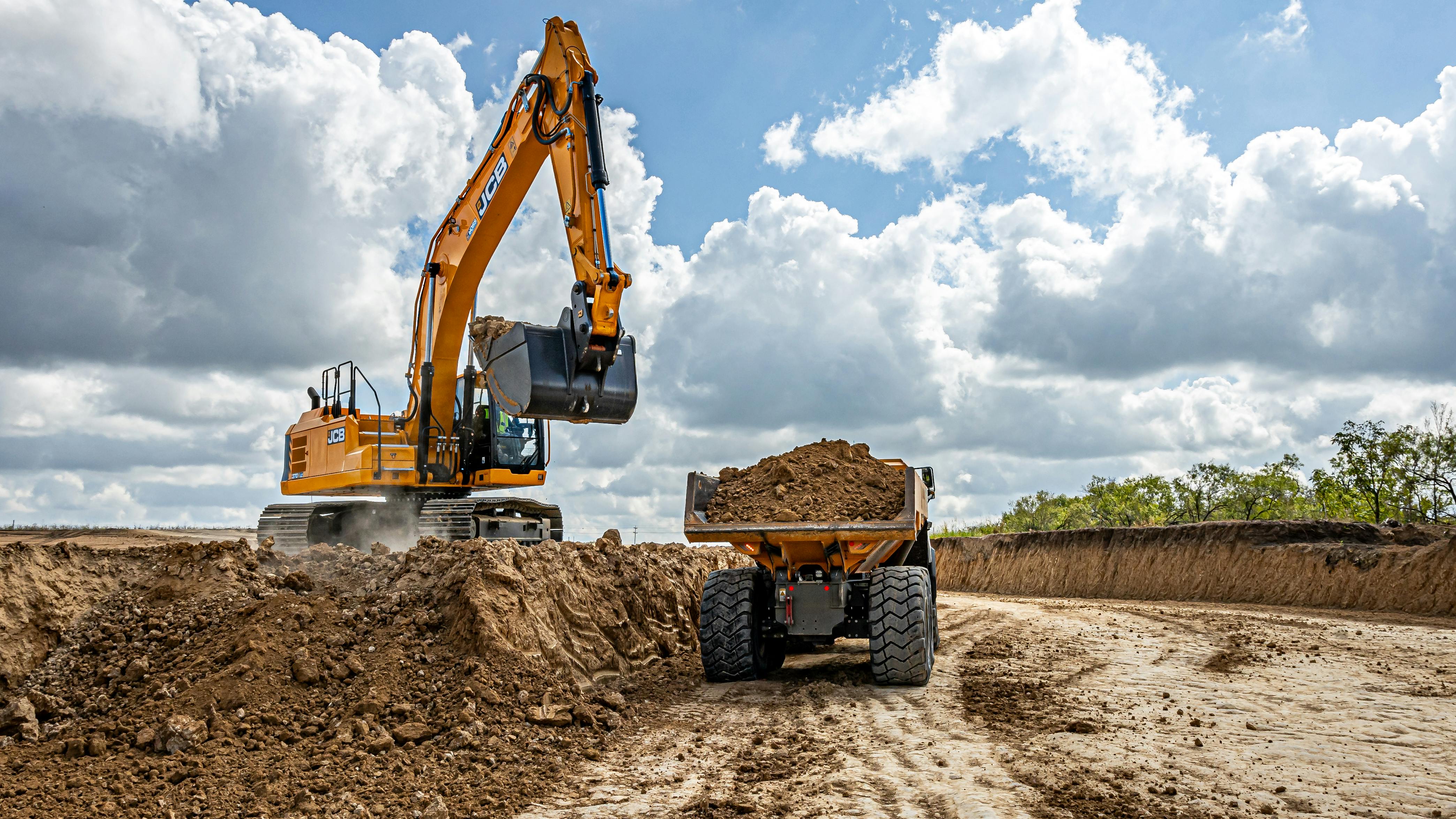 Operating weight is 87,417 pounds for the JCB 370X.