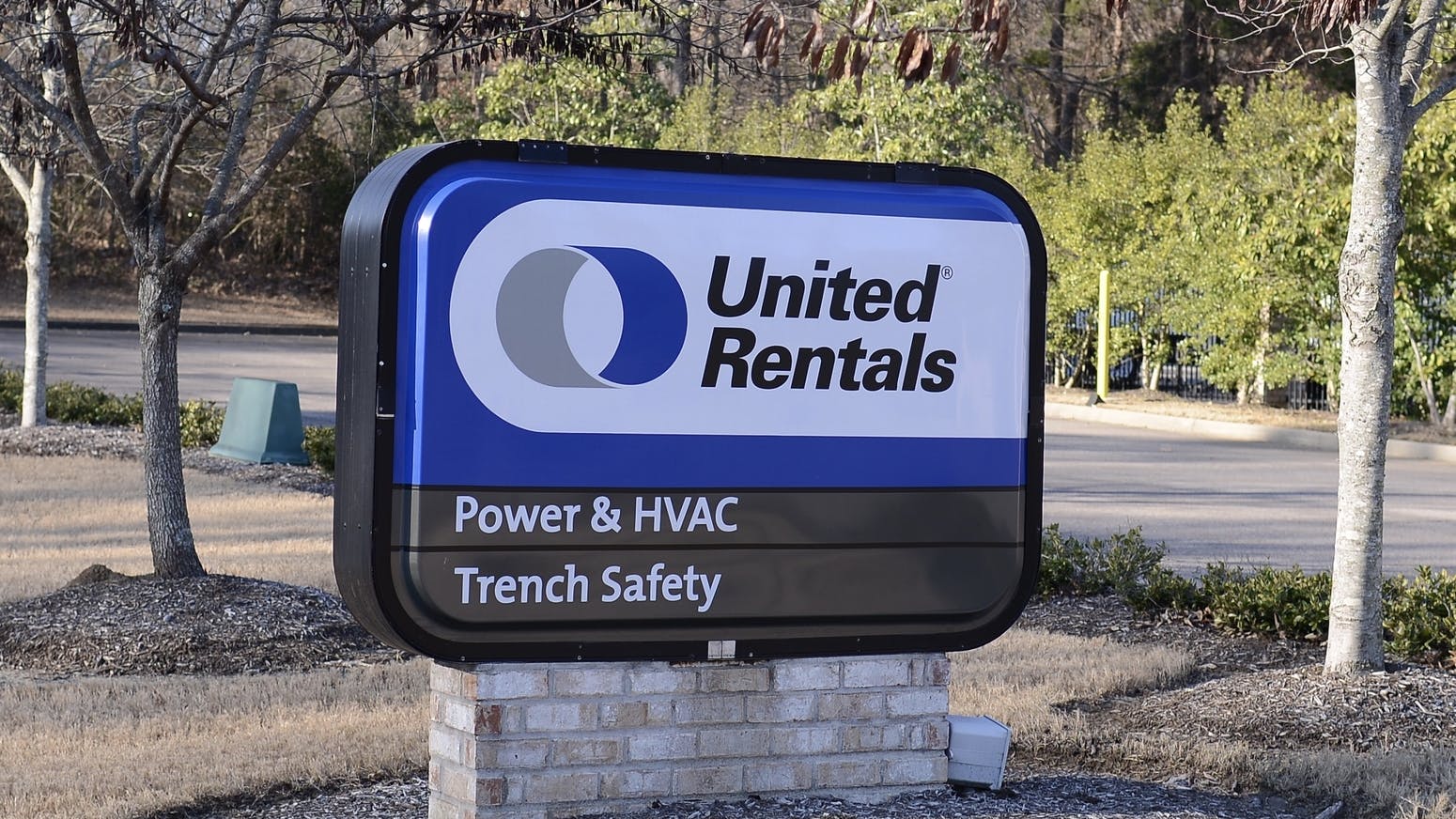 United Rentals acquires H&E Equipment Services
