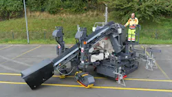 The two crawler units have parallelogram swing legs at the front and a laterally adjustable crawler unit at the rear. The two crawler units have parallelogram swing legs at the front and a laterally adjustable crawler unit at the rear.