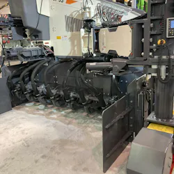 In offset configuration, the Wirtgen SP 33 paves transversely to the direction of travel. In offset configuration, the Wirtgen SP 33 paves transversely to the direction of travel.