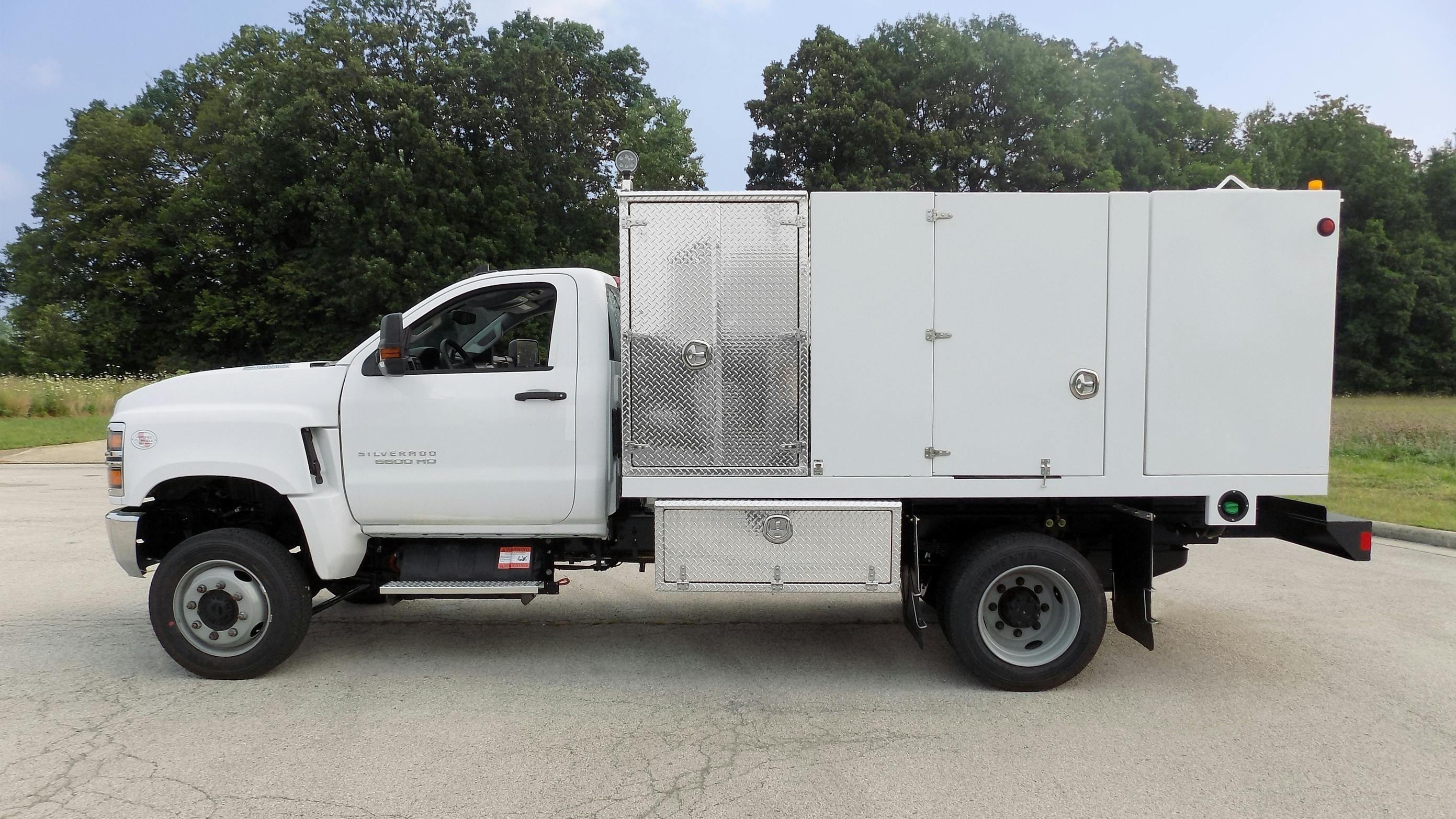 The single-axle lube truck from Elliot, a Stellar Industries brand.