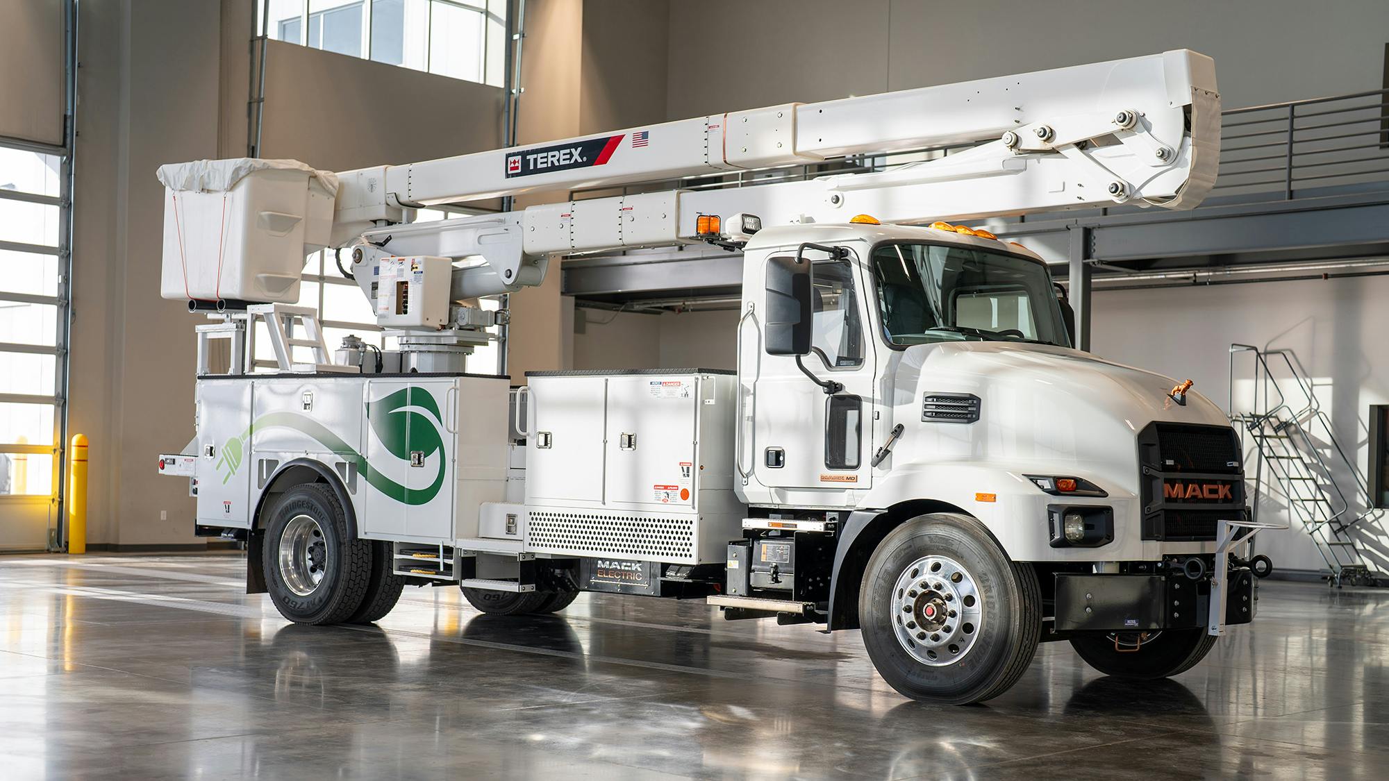 The aerial device operates independent of the Mack chassis, which helps to ease range anxiety.