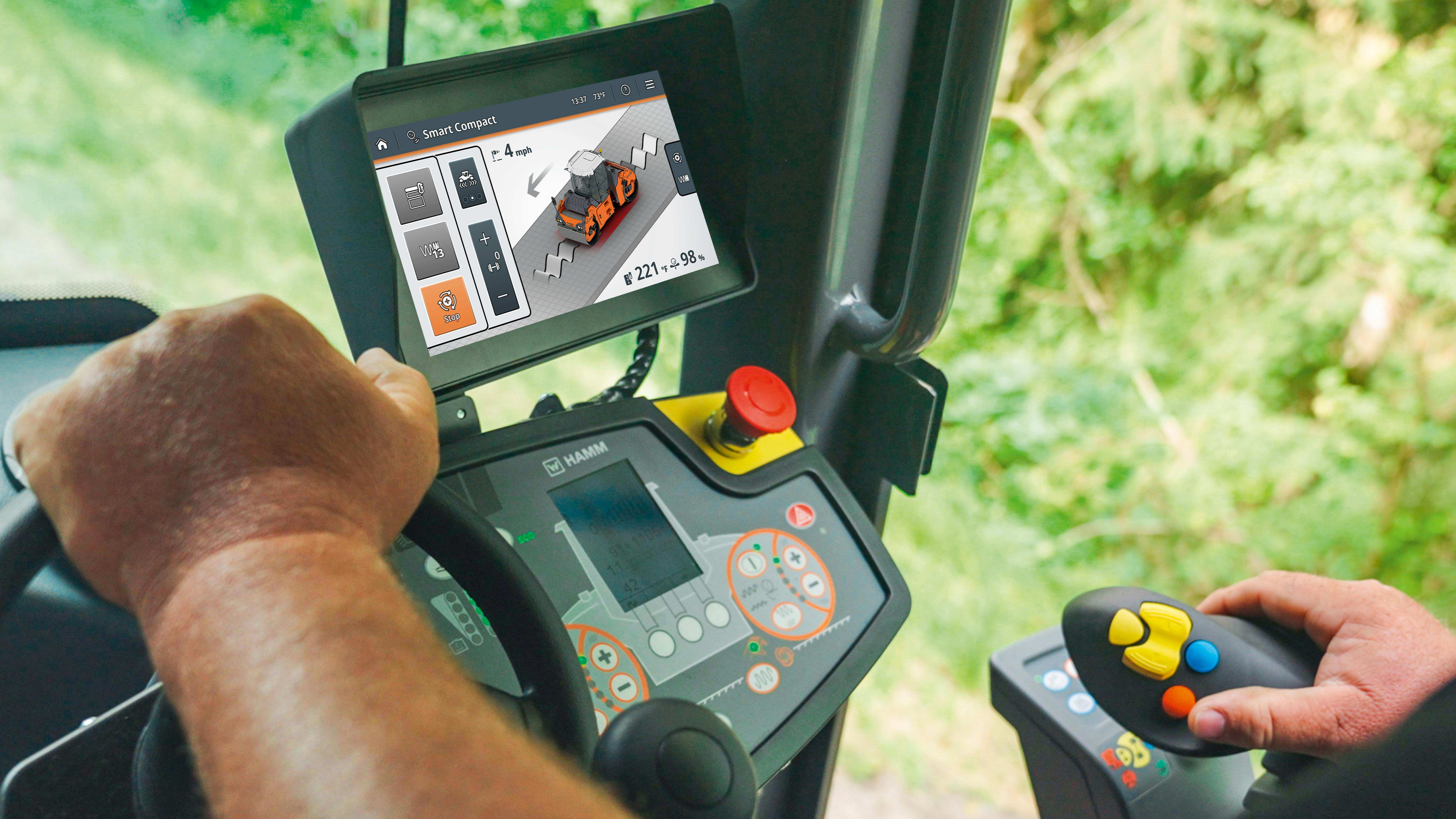 Smart Compact Pro can be operated intuitively via the associated display.