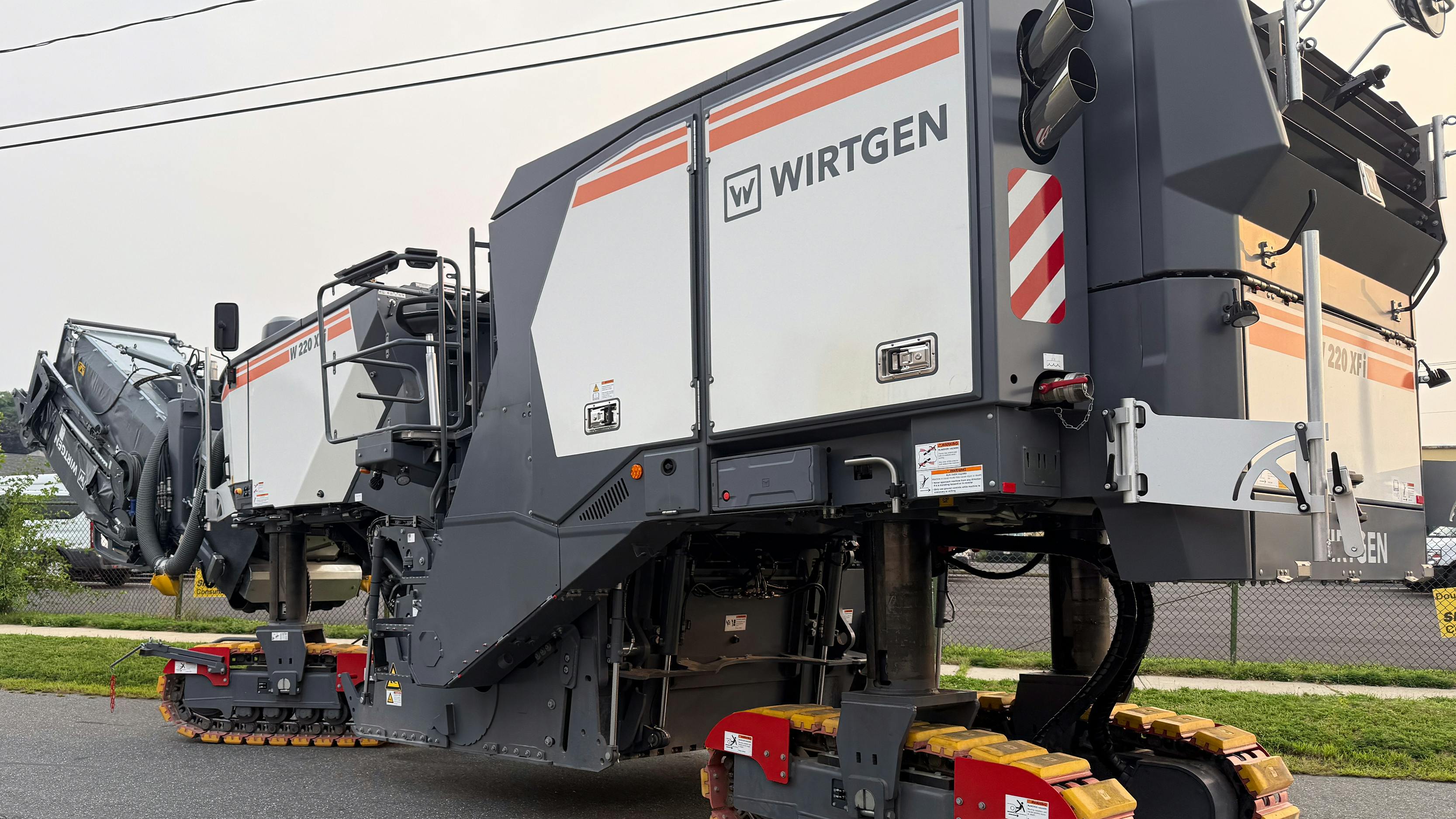 The automated lube system was installed on a Wirtgen W-220 XFi milling machine.