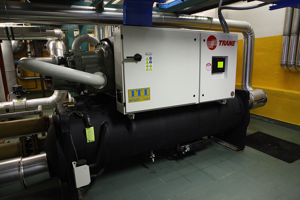 This highefficiency 1000 kW watercooled chiller system replaced two lowefficiency 400 kilowatt kW aircooled chillers at the Intesa Sanpaolo data center