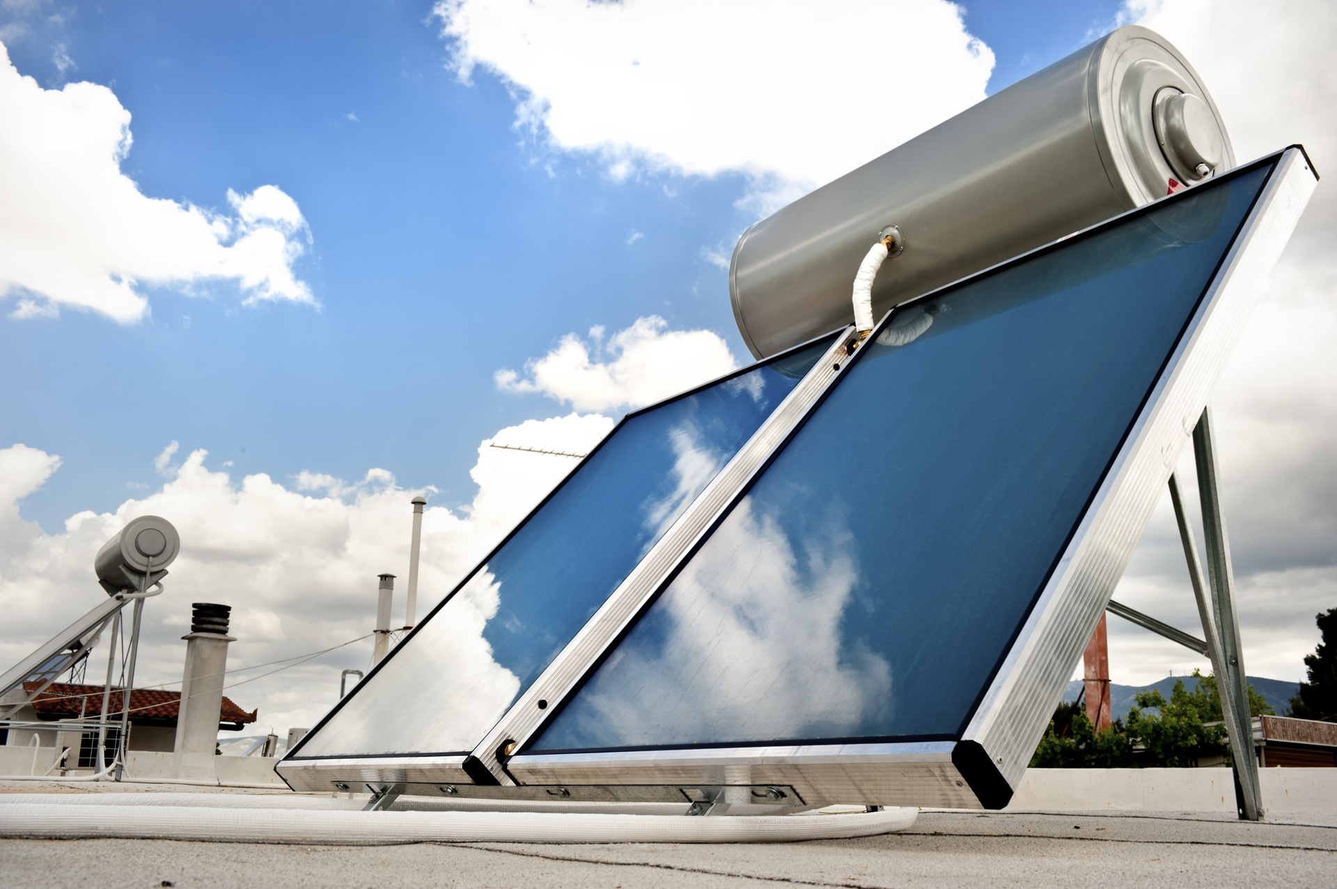 Rooftopmounted solar water heater