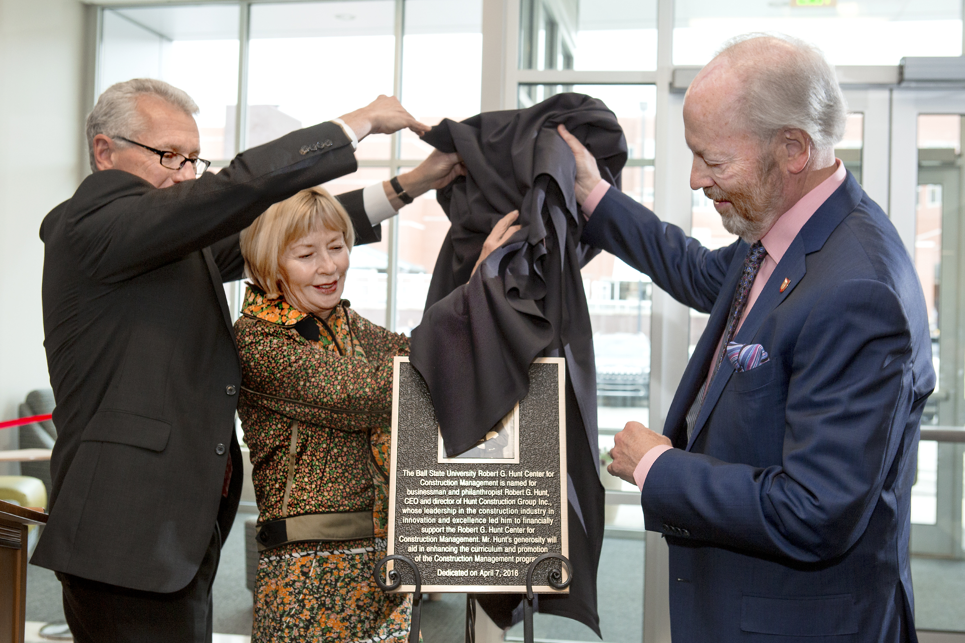 Terry King left Ball State39s acting president assists Diane and Robert G Hunt with the unveiling of a plaque recognizing the couple39s support of the university and its construction management program