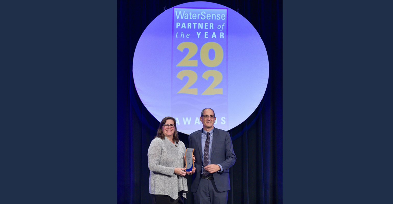 Sloan&rsquo;s Denise Dougherty, Global Regulatory Manager and Daniel Gleiberman, Product Compliance and Government Affairs Manager receiving the EPA WaterSense Excellence Award.