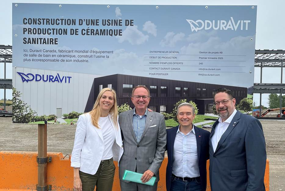 Duravit board members Stephan Patrick Tahy (center left) and Thomas Stammel (right), together with Canadian ministers Pascale St-Onge (left) and Fran&ccedil;ois-Philippe Champagne (center right), laid the foundation stone on July, 13.
