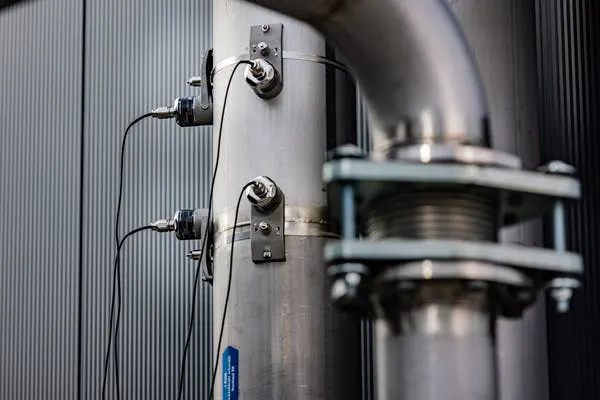 Figure 1: FlowDC allows the use of two sensor sets to decrease that straight pipe run requirement down to two pipe diameters upstream and two pipe diameters downstream. Figure 1: FlowDC allows the use of two sensor sets to decrease that straight pipe run requirement down to two pipe diameters upstream and two pipe diameters downstream.