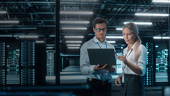 1663606686566 Manandwomanreviewinginformationonlaptopinadatacenter