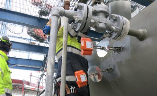 Figure 1: To better track and trace corrosion at the top of a distillation volume at its Lysekil refinery, Sweden-based Preem deployed Rosemount Wireless Corrosion and Erosion transmitters near pressure-relief valves, found that high corrosion periods (red line) were correlated with crude slate blending (green lines), re-replaced a broken injection quill to eliminate the corrosion, and implemented continuous monitoring to quickly identify any reoccurrence.