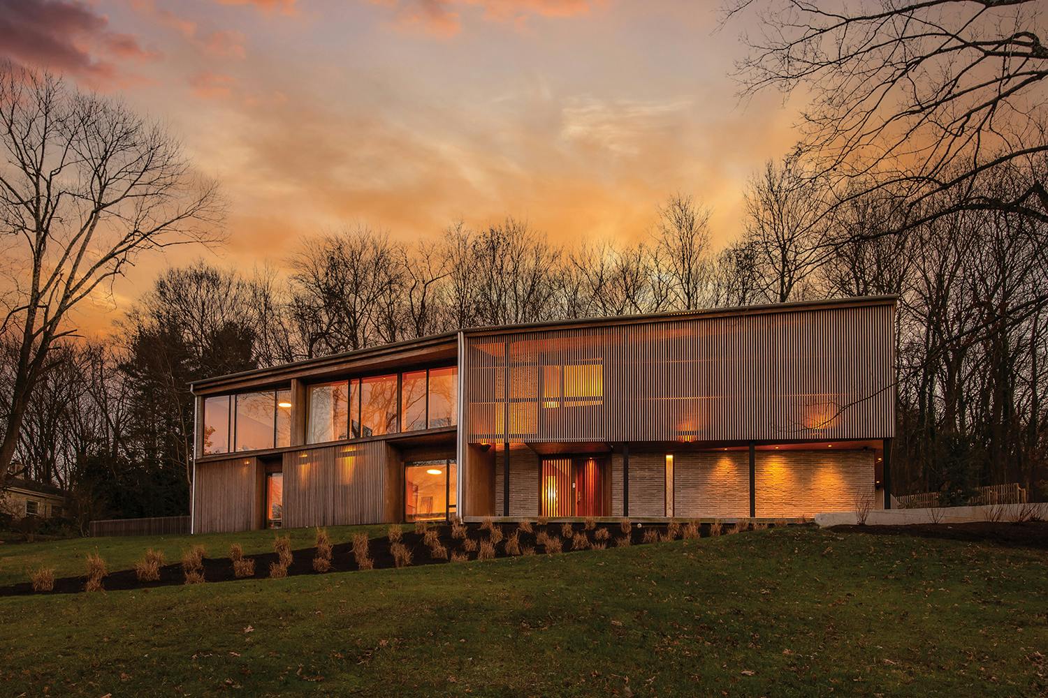 Walls of glass create a warm, light-filled home in Nashville