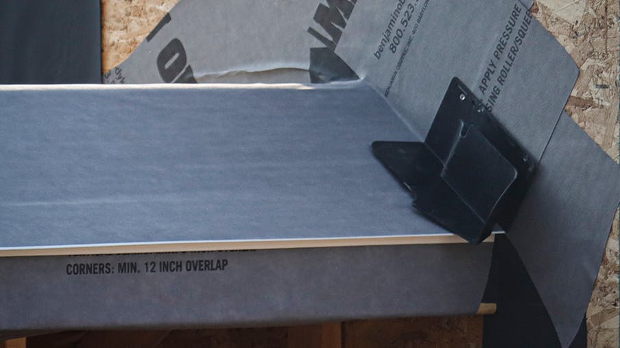 Kick-out flashing detail