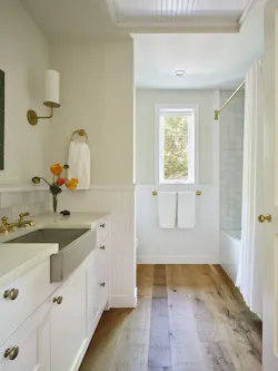 Narrow casement windows in the bedroom and bath frame specific views of nearby live oaks while screening the main house. Narrow casement windows in the bedroom and bath frame specific views of nearby live oaks while screening the main house.