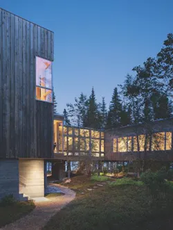 Maine vacation house with hemlock cladding Maine vacation house with hemlock cladding