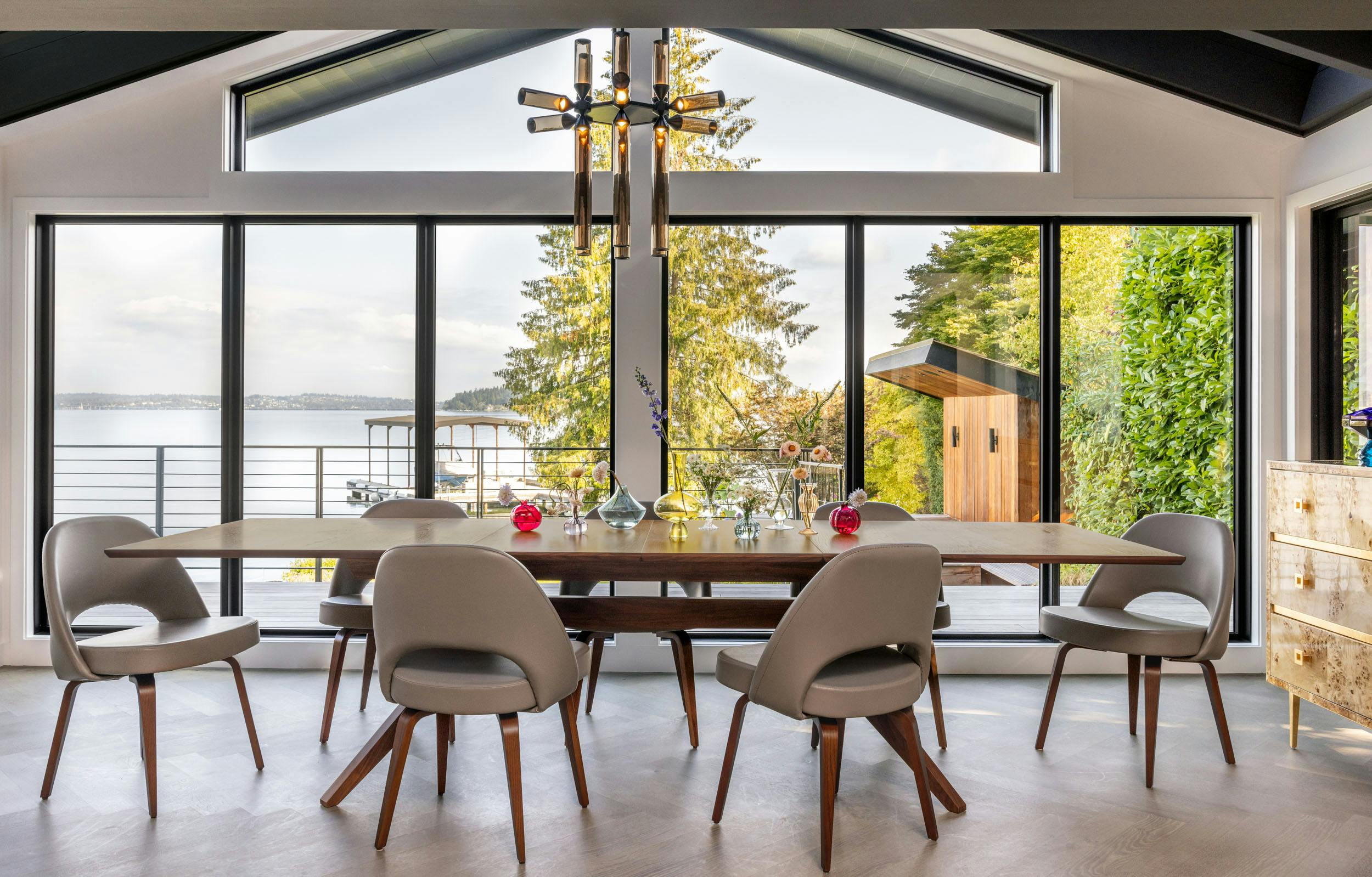 Mid-century modern dining area overlooking the lake on Mercer Island | Dyna Builders
