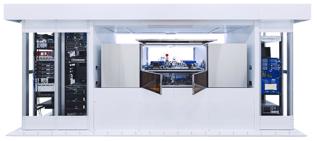 Gemini-Class Gate‑Model Quantum Computer: Gemini is QuEra&rsquo;s first gate‑model quantum processor featuring a dynamic qubit array (DQA&trade;) with 260 neutral‑atom qubits. Designed to let users experiment logical qubits, Gemini enables parallel operations, all‑to‑all connectivity, and high‑fidelity single- and two‑qubit gates, all running at room temperature for compatibility with classical computation environments.