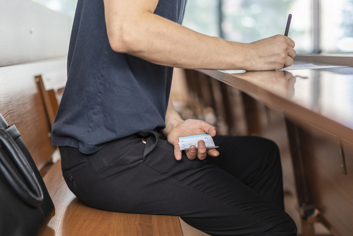 Cheating-exam_GettyImages-1128397407_&Mcy;&icy;&khcy;&acy;&icy;&lcy; &Rcy;&ucy;&dcy;&iecy;&ncy;&kcy;&ocy;.jpg