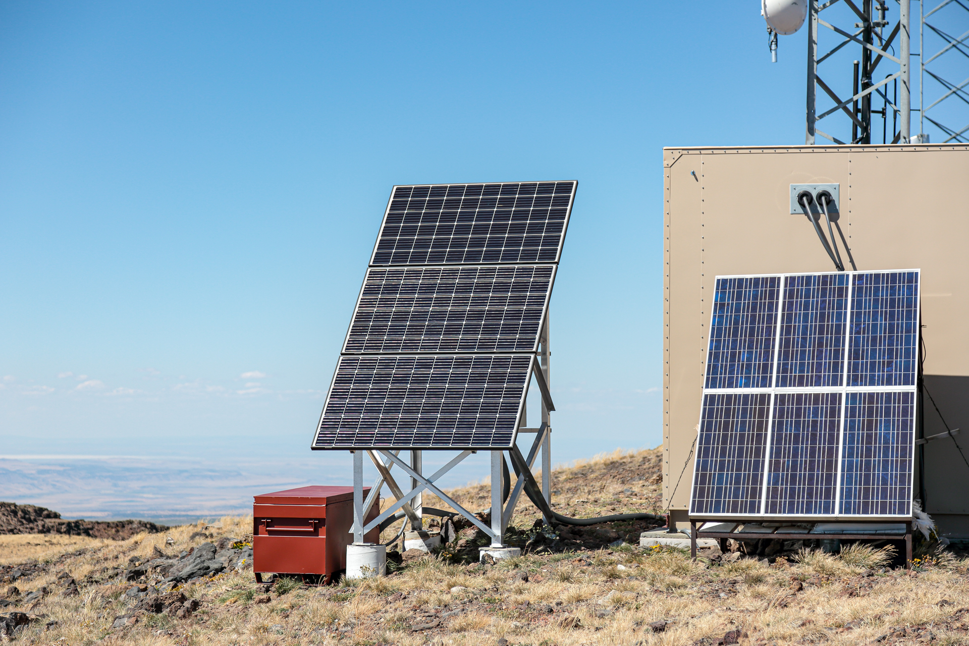 Solar Panels Supplying Power To Remote Cell Tower Dreamstime Xxl 171289234 5f3bdb61a4fed